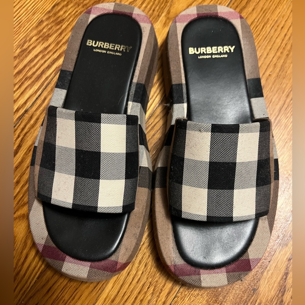 Burberry slides slightly worn size 38